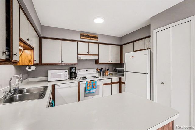 946 Country Club Drive, Saint Clair Shores, MI 48082