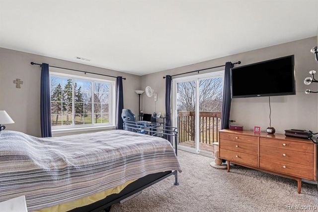 946 Country Club Drive, Saint Clair Shores, MI 48082