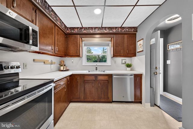619 PARKWAY RD, Allentown, PA 18104