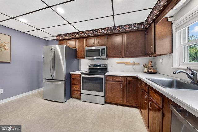619 PARKWAY RD, Allentown, PA 18104