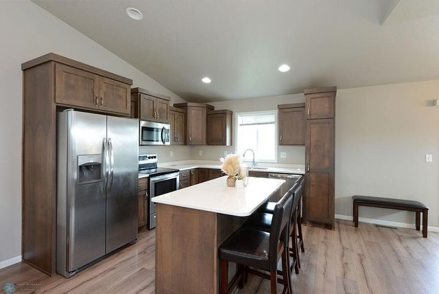 8037 Goldfinch Drive, Horace, ND 58047