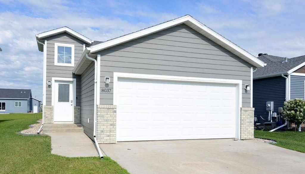 8037 Goldfinch Drive, Horace, ND 58047