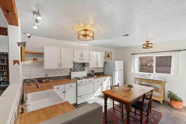 6927 Golden Mesa, Santa Fe, NM 87507