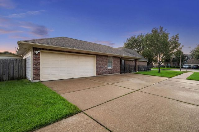 2450 Sullivan Lane, Dickinson, TX 77539