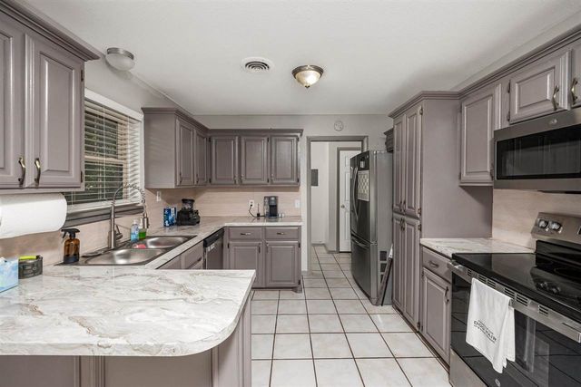 3805 SE Elmhurst Ln, Lawton, OK 73501