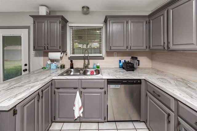 3805 SE Elmhurst Ln, Lawton, OK 73501
