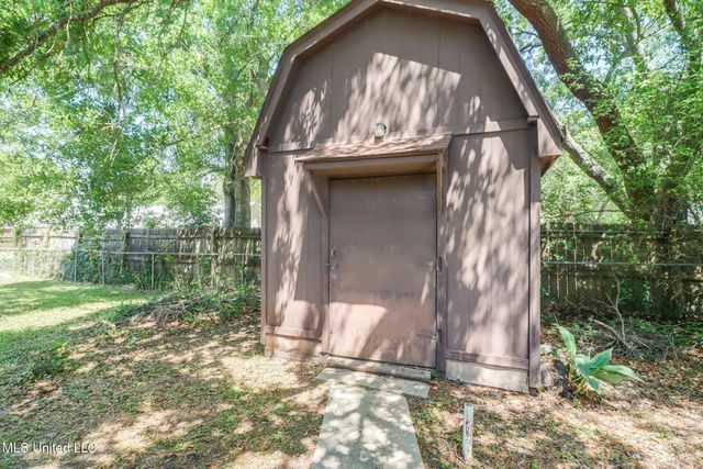 6800 Oakhurst Drive, Ocean Springs, MS 39564