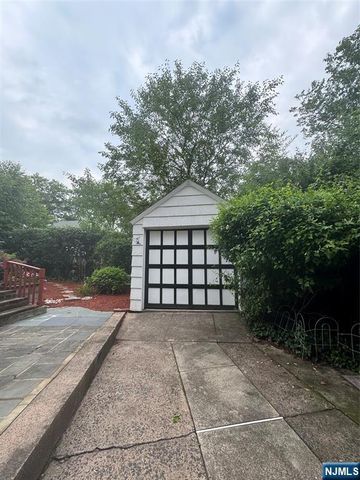81 Grayson Place, Teaneck, NJ 07666