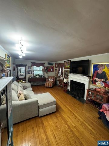 81 Grayson Place, Teaneck, NJ 07666