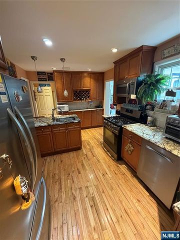 81 Grayson Place, Teaneck, NJ 07666
