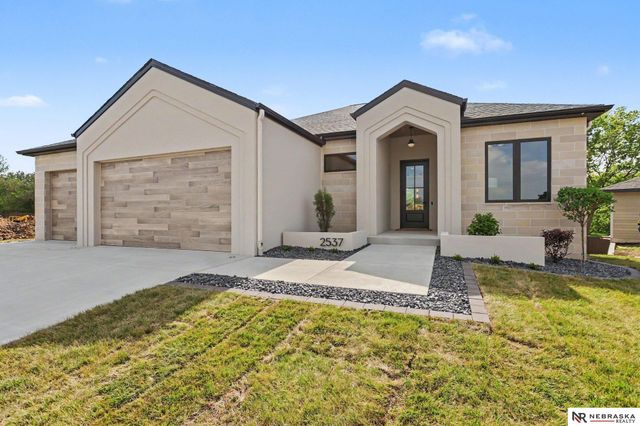 2537 S 102nd Street, Lincoln, NE 68520