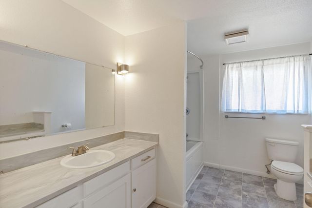1696 NE 9th Street, Grants Pass, OR 97526