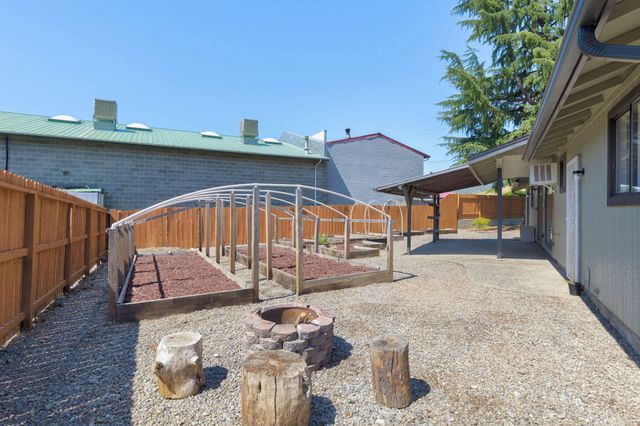 1696 NE 9th Street, Grants Pass, OR 97526