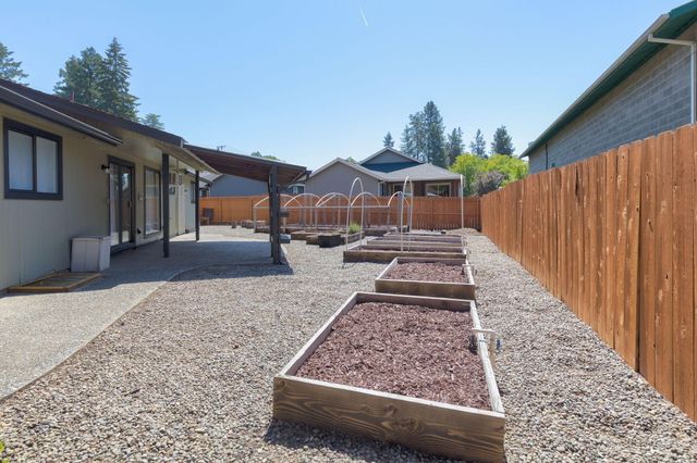 1696 NE 9th Street, Grants Pass, OR 97526