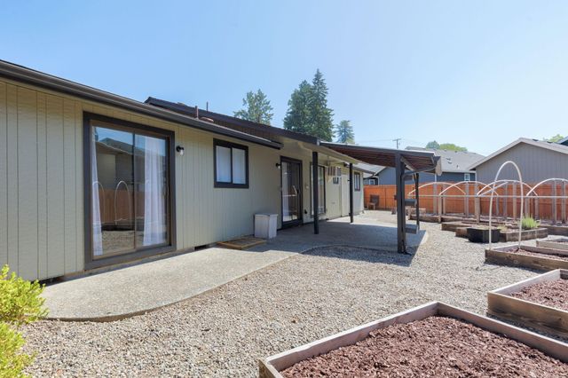 1696 NE 9th Street, Grants Pass, OR 97526