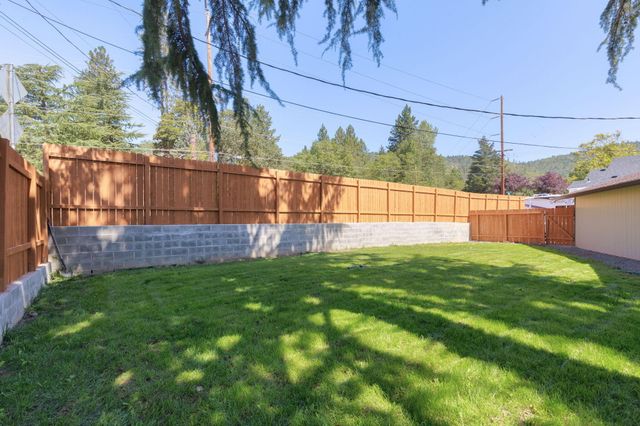 1696 NE 9th Street, Grants Pass, OR 97526