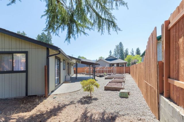 1696 NE 9th Street, Grants Pass, OR 97526