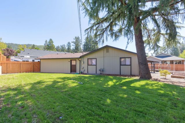 1696 NE 9th Street, Grants Pass, OR 97526