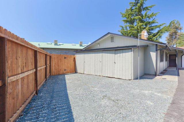 1696 NE 9th Street, Grants Pass, OR 97526