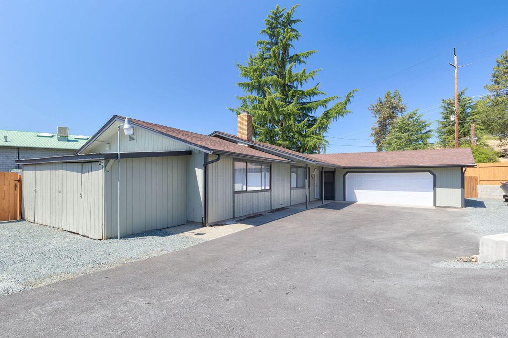 1696 NE 9th Street, Grants Pass, OR 97526