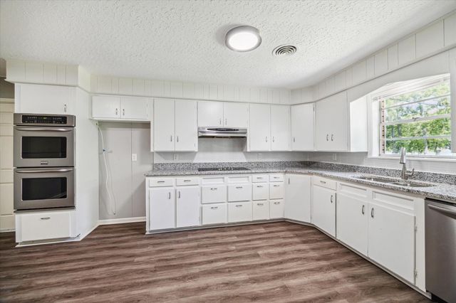 111 Chadwick, Bay City, TX 77414