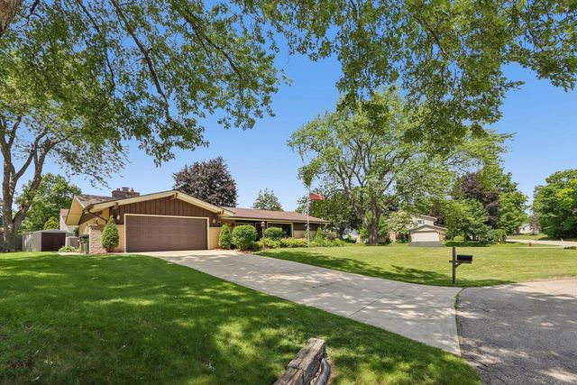 13295 W Old Oak COURT, New Berlin, WI 53151