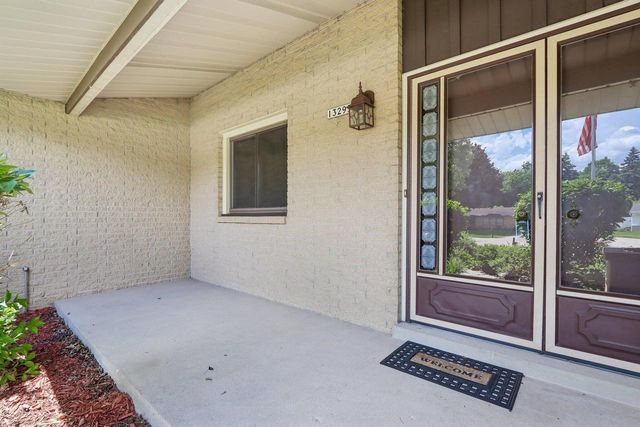 13295 W Old Oak COURT, New Berlin, WI 53151