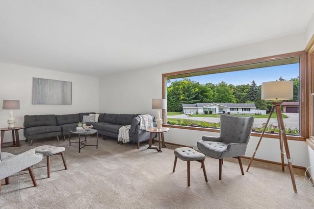 13295 W Old Oak COURT, New Berlin, WI 53151