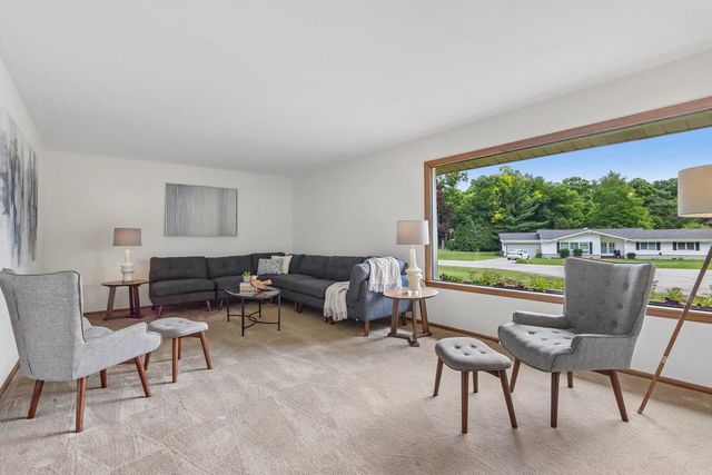 13295 W Old Oak COURT, New Berlin, WI 53151