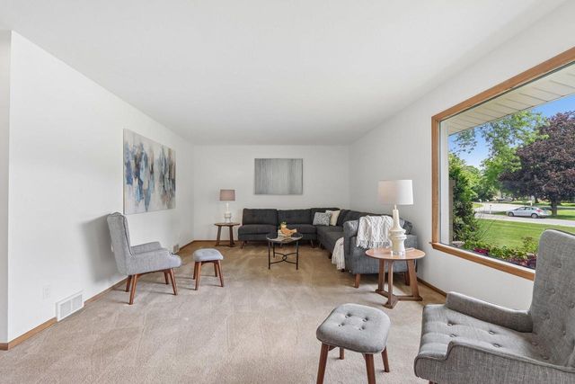 13295 W Old Oak COURT, New Berlin, WI 53151