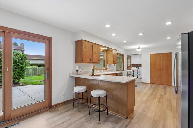 13295 W Old Oak COURT, New Berlin, WI 53151