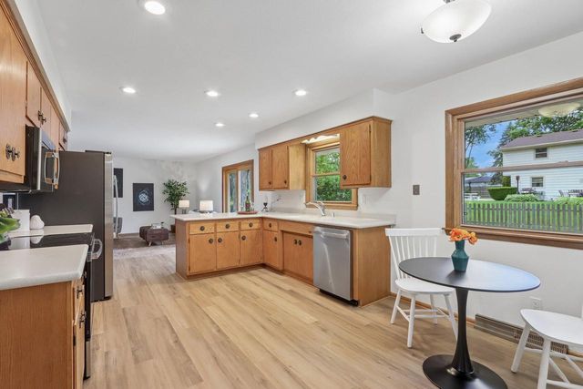 13295 W Old Oak COURT, New Berlin, WI 53151