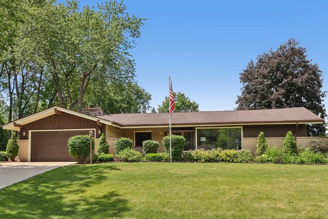 13295 W Old Oak COURT, New Berlin, WI 53151