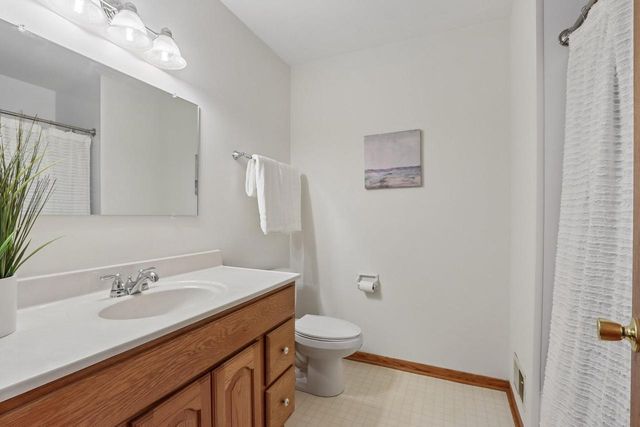 13295 W Old Oak COURT, New Berlin, WI 53151