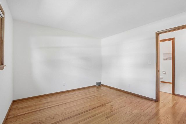 13295 W Old Oak COURT, New Berlin, WI 53151