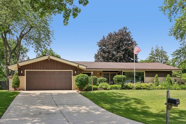 13295 W Old Oak COURT, New Berlin, WI 53151