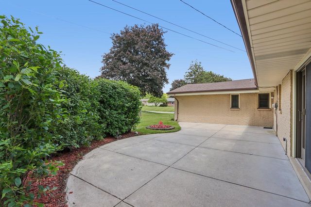 13295 W Old Oak COURT, New Berlin, WI 53151