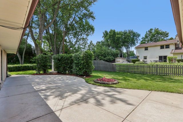 13295 W Old Oak COURT, New Berlin, WI 53151