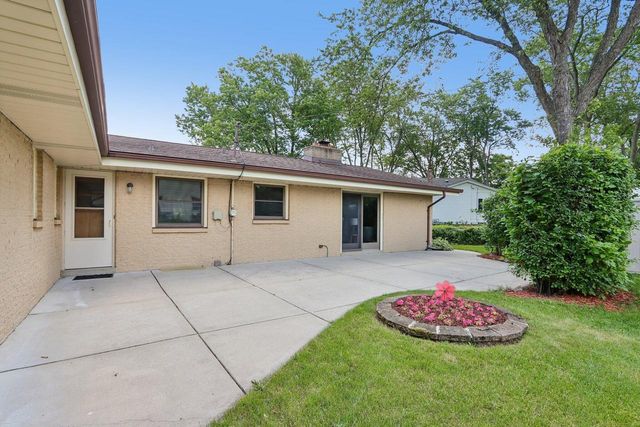13295 W Old Oak COURT, New Berlin, WI 53151