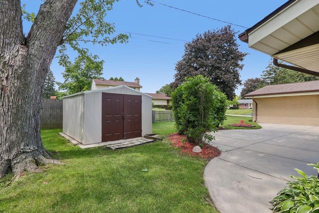 13295 W Old Oak COURT, New Berlin, WI 53151
