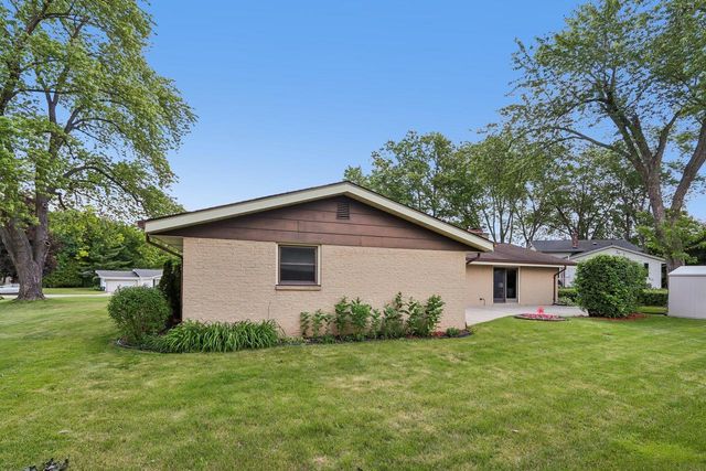 13295 W Old Oak COURT, New Berlin, WI 53151