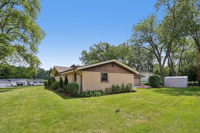 13295 W Old Oak COURT, New Berlin, WI 53151