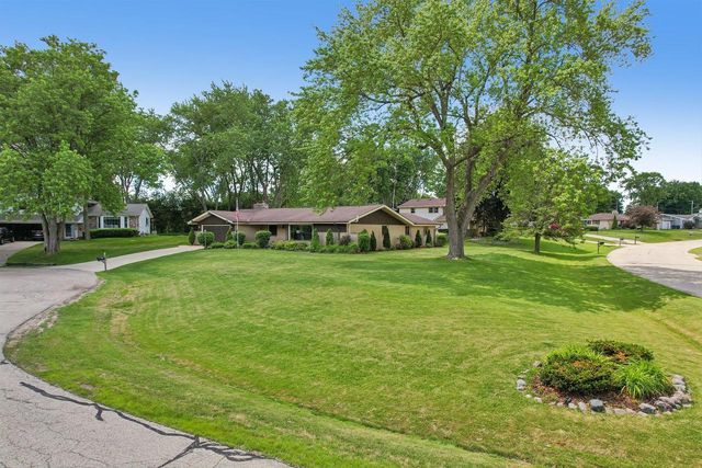 13295 W Old Oak COURT, New Berlin, WI 53151