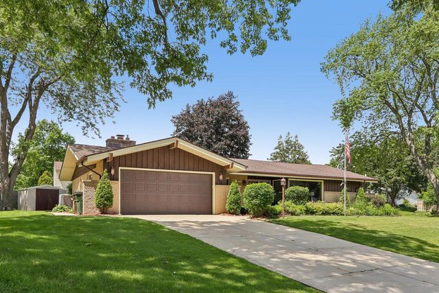 13295 W Old Oak COURT, New Berlin, WI 53151
