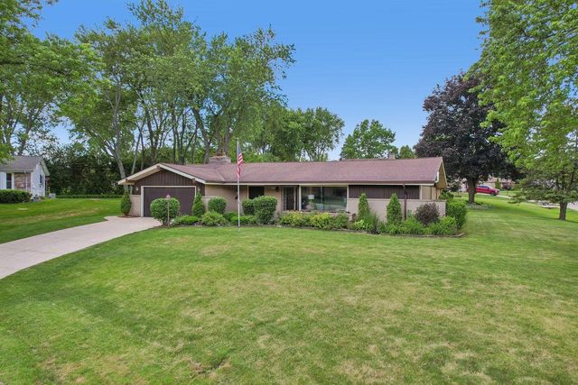 13295 W Old Oak COURT, New Berlin, WI 53151