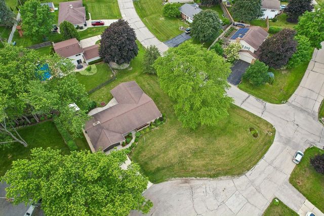 13295 W Old Oak COURT, New Berlin, WI 53151