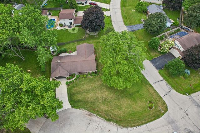 13295 W Old Oak COURT, New Berlin, WI 53151
