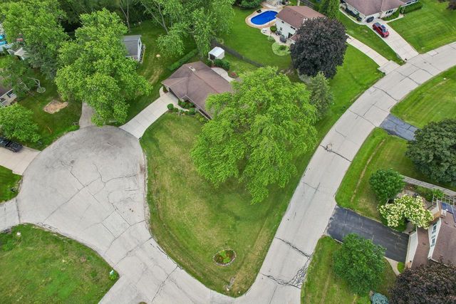 13295 W Old Oak COURT, New Berlin, WI 53151