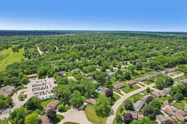 13295 W Old Oak COURT, New Berlin, WI 53151