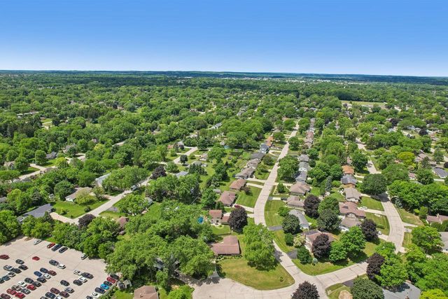 13295 W Old Oak COURT, New Berlin, WI 53151